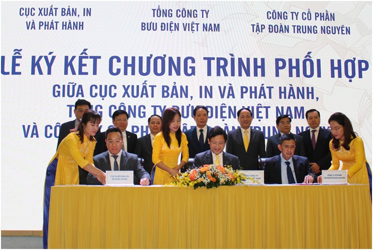 Thứ trưởng Hoàng Vĩnh Bảo chứng kiến Lễ ký kết. Ảnh MIC