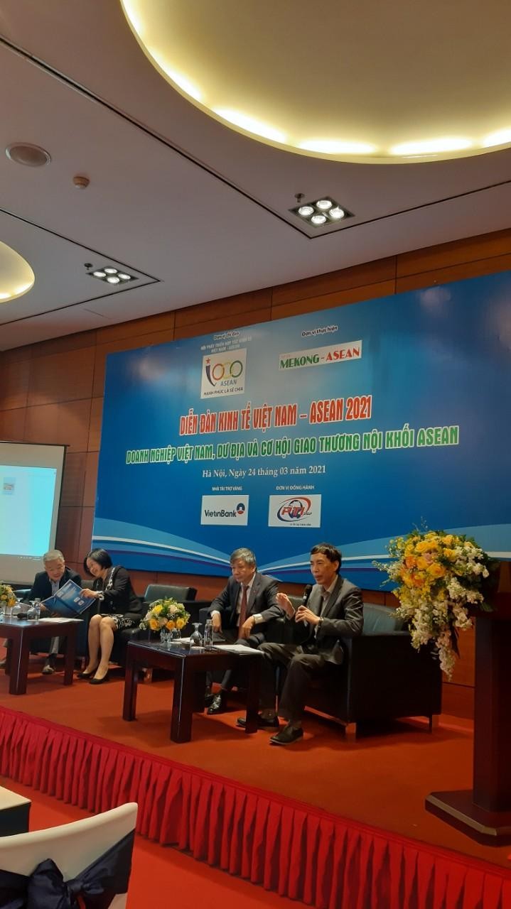 T.S Võ Trí Thành điều phối phiên thảo luận. Ảnh AT