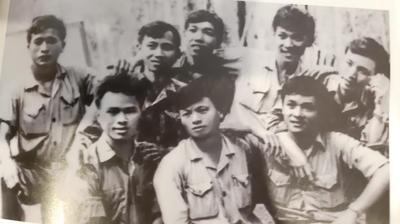 Ảnh ông Lê Doãn Hợp và đồng đội sư đoàn 5( người ngồi giữa)