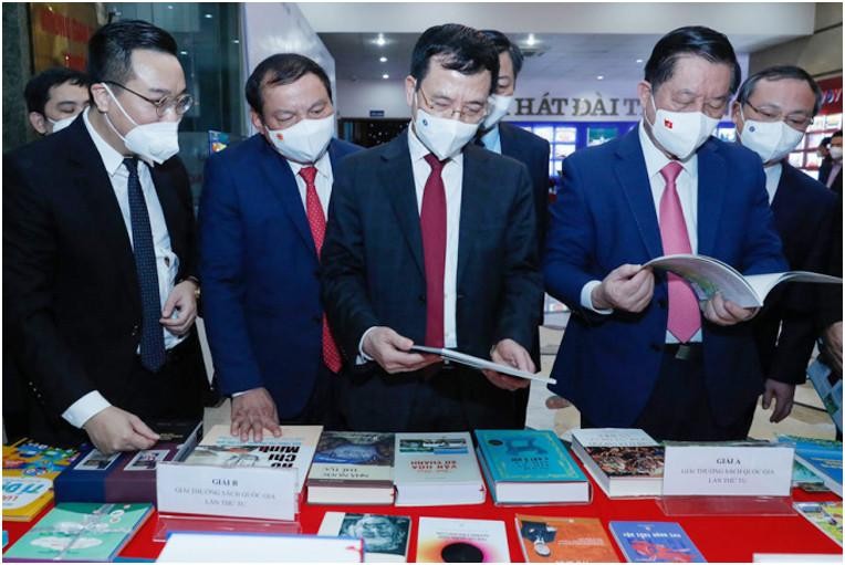 Các đại biểu tham quan các gian triển lãm sách