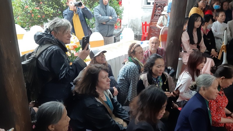 Du khách nước ngoài dự buổi hầu đồng Du khách nước ngoài dự buổi hầu đồng