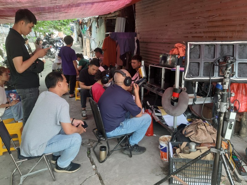 Đạo diễn Nguyễn Danh Dũng (người đeo tai nghe) đang chỉ đạo cảnh quay