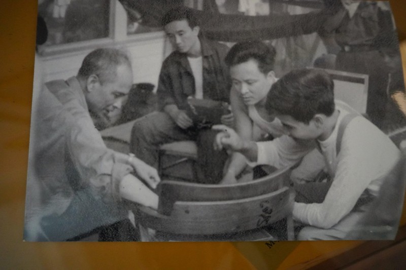 Trước giờ xuất kích ném bom Tân Sơn Nhất, Tư lệnh Quân chủng PK-KQ Lê Văn Tri ( bên trái) đánh cờ với Phi đội trưởng Nguyễn Văn Lục ( thứ nhất bên phải), Hoàng Mai Vượng và Nguyễn Thành Trung ngồi xem (ảnh đại tá Nguyễn Văn Lục cung cấp) Trước giờ xuất kích ném bom Tân Sơn Nhất, Tư lệnh Quân chủng PK-KQ Lê Văn Tri ( bên trái) đánh cờ với Phi đội trưởng Nguyễn Văn Lục ( thứ nhất bên phải), Hoàng Mai Vượng và Nguyễn Thành Trung ngồi xem (ảnh đại tá Nguyễn Văn Lục cung cấp)