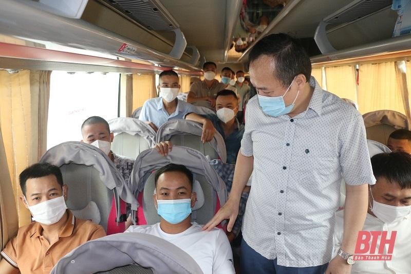 Giám đốc Sở Y tế Thanh Hóa lên xe động viên đoàn lên đường