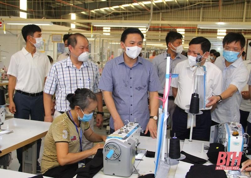  Bí thư Tỉnh ủy Thanh Hóa Đỗ Trọng Hưng (áo sẫm giữa) kiểm tra phòng, chống covid -19 và sản xuất tại doanh nghiệp