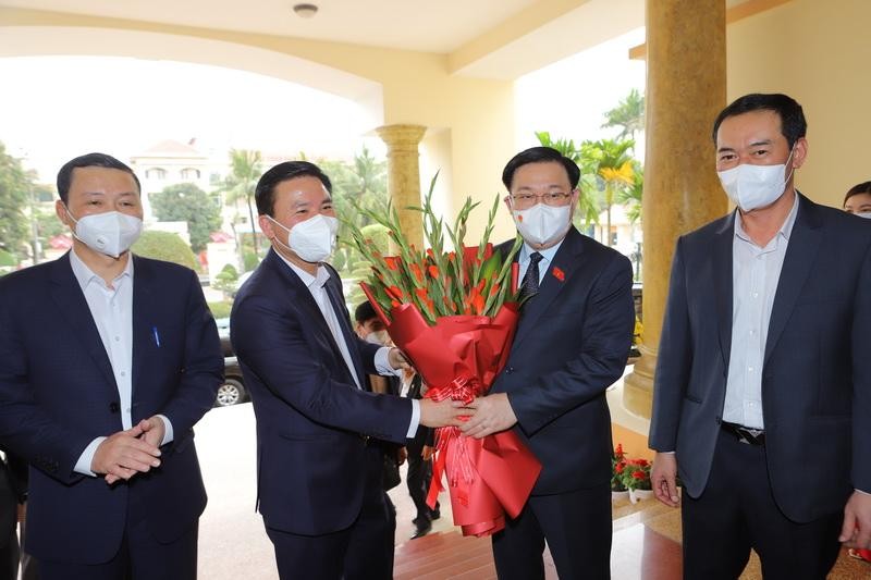 Lãnh đạo tỉnh Thanh Hóa tặng hoa Chủ tịch Quốc hội Vương Đình Huệ