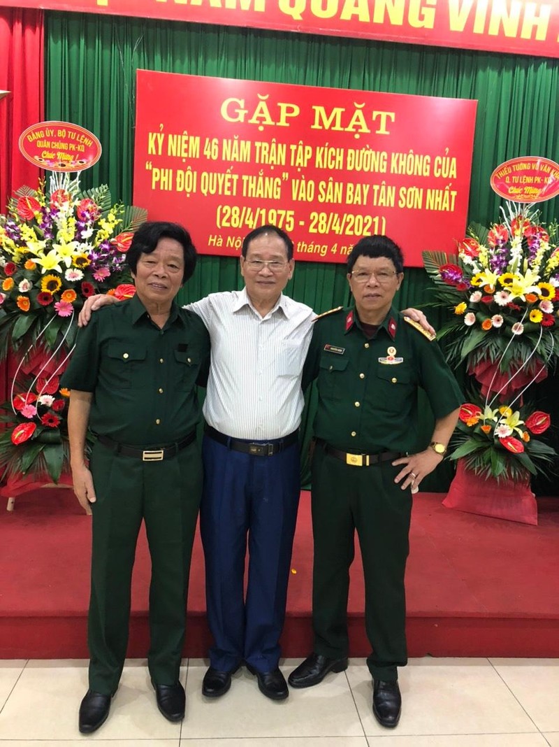 46 năm sau, lần đầu tiên Phi đội trưởng phi đội Quyết Thắng Nguyễn Văn Lục (áo trắng) mới gặp được đại diện D631 Anh hùng - đơn vị đánh chiếm sân bay Thành Sơn ngày 16.4.1975 46 năm sau, lần đầu tiên Phi đội trưởng phi đội Quyết Thắng Nguyễn Văn Lục (áo trắng) mới gặp được đại diện D631 Anh hùng - đơn vị đánh chiếm sân bay Thành Sơn ngày 16.4.1975