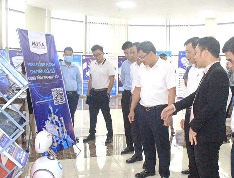 Phó chủ tịch tỉnh Thanh Hóa Mai Xuân Liêm tham quan gian trưng bày CĐS Phó chủ tịch tỉnh Thanh Hóa Mai Xuân Liêm tham quan gian trưng bày CĐS