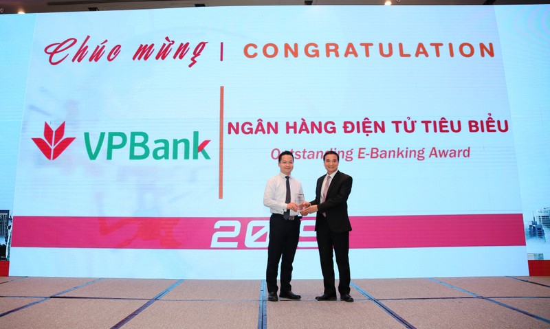 Đại diện VPBank nhận giải thưởng Ngân hàng Điện tử tiêu biểu 2019