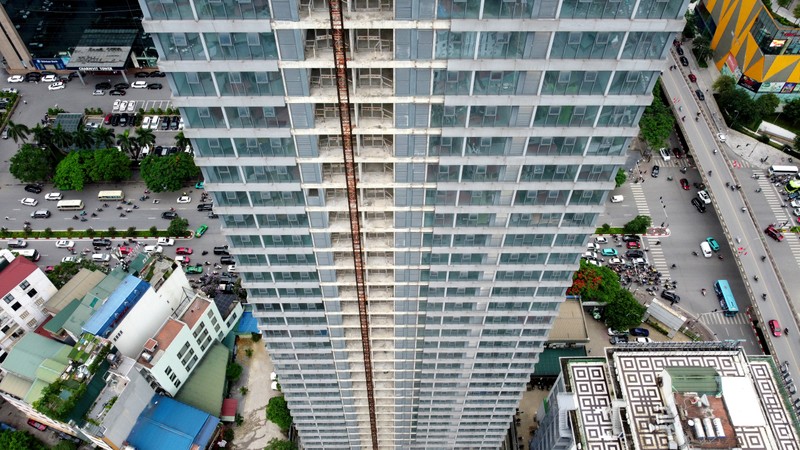 18 tháng sau (tháng 8/2019), Phó chủ tịch UBND TP Hà Nội Nguyễn Thế Hùng ký quyết định cho phép liên danh chuyển nhượng toàn bộ dự án cho một pháp nhân mới khác là Công ty CP Veracity, một doanh nghiệp tư nhân có trụ sở tại Hà Nội.