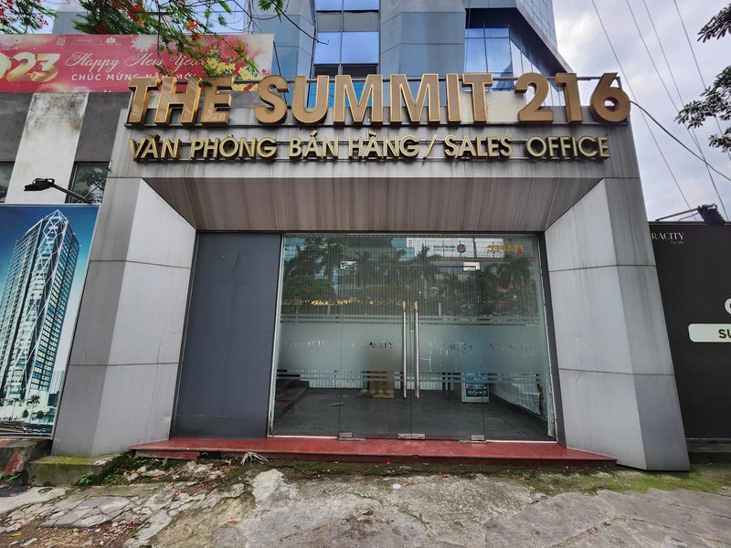 Theo thông tin quảng cáo, Summit Building 216 Trần Duy Hưng là tòa nhà kết hợp trung tâm thương mại và nhà ở. Theo đó, từ tầng 1-3, dự án bố trí xây dựng trung tâm thương mại, còn từ tầng 4-35 là 288 căn hộ thương mại.