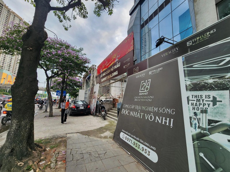 Trao đổi với PV, đại diện quận Cầu Giấy cho biết, quận không biết vì sao dự án dừng hoạt động. Quận cũng không biết chủ đầu tư bởi chủ đầu tư chưa bao giờ liên hệ. Được biết, tháng 2/2023, hàng trăm khách hàng căng băng rôn yêu cầu chủ đầu tư dự án bàn giao căn hộ theo đúng tiến độ.