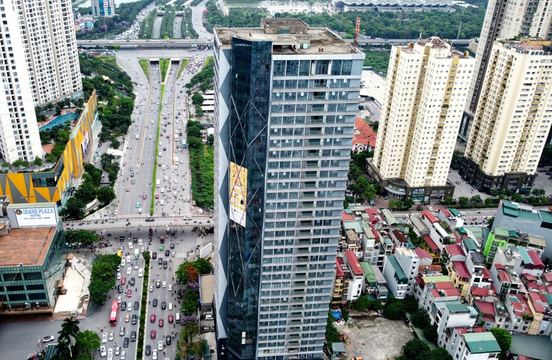 Sau hơn chục năm “án binh bất động”, tháng 9/2014, dự án này bắt đầu được “xé” đôi, Công ty Hoa Phượng Thăng Long chuyển nhượng một phần dự án cho Công ty TNHH Hoa Phượng Thăng Long Hà Nội.