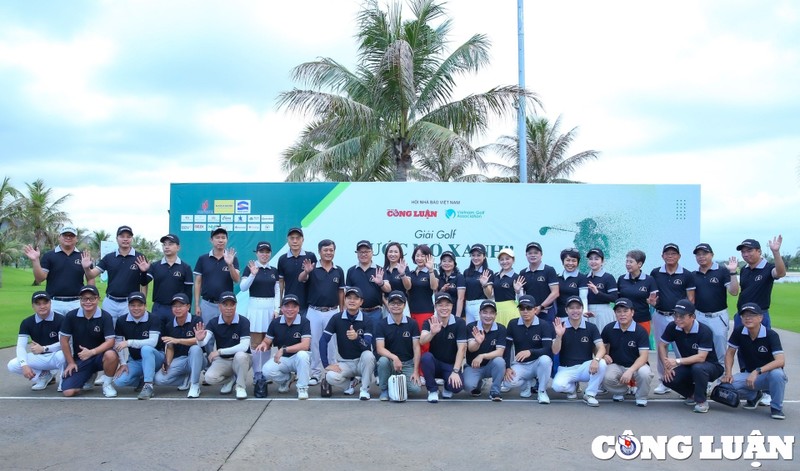 Các golfer chụp ảnh lưu niệm trước giải đấu