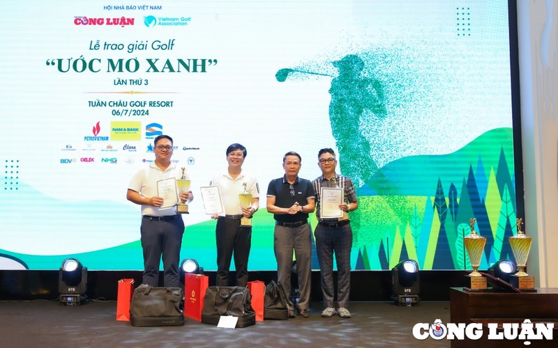 Ông Nguyễn Đức Lợi, Phó Chủ tịch Thường trực Hội Nhà báo Việt Nam, trao giải Nhì cho các golfer đạt giải