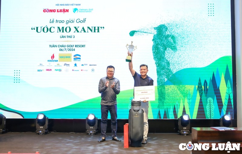 Ông Lê Quốc Minh trao giải Best Gross cho golfer Đào Tiến Dương