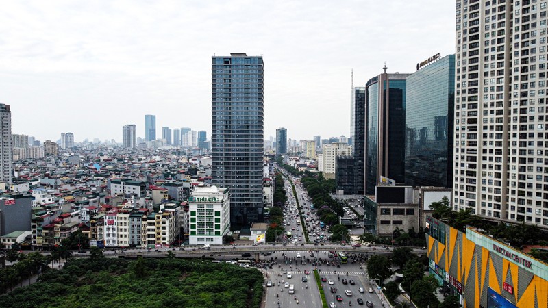 Dự án Summit Building, 216 Trần Duy Hưng nhìn từ bên ngoài đã hoàn thiện thô, bên trong chưa có người ở. (Ảnh: Nguyễn Hùng).