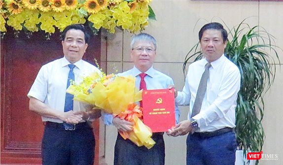 Thiếu tướng Nguyễn Đức Dũng, Giám đốc Công an tỉnh Quảng Nam (đứng giữa) được phê chuẩn giữ chức vụ Phó Bí thư Tỉnh ủy Quảng Nam nhiệm kỳ 2020- 2025.