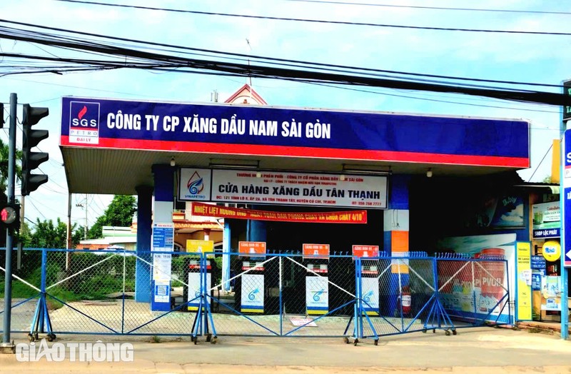 Một cây xăng ở TP.HCM đóng cửa. Ảnh: Hồng Hạnh.