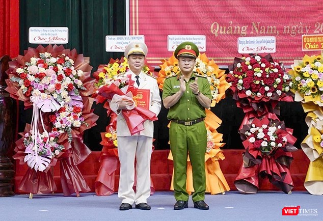 Thiếu tướng Nguyễn Hữu Hợp (bìa trái) tại buổi lễ nhận quyết định giữ chức Giám đốc Công an tỉnh Quảng Nam. 