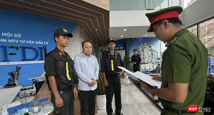 Cơ quan CSĐT Công an TP Đà Nẵng tống đạt quyết định khởi tố vụ án, khởi tố bị can và thực hiện lệnh bắt tạm giam đối với Nguyễn Quang Hoàng, Tổng giám đốc Công ty TNHH MTV Tư vấn đầu tư GFDI. Ảnh: CATP