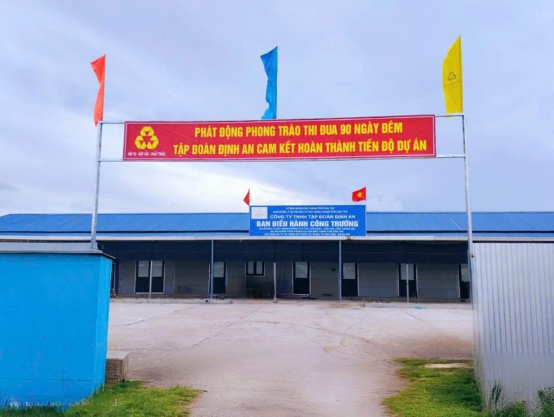 Các công trường Tập đoàn Định An treo cao khẩu hiệu: “Cam kết hoàn thành tiến độ dự án”.