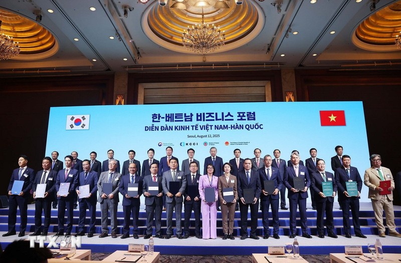 Chủ tịch MB Lưu Trung Thái (hàng đầu tiên, thứ tư từ trái sang) tại Diễn đàn doanh nghiệp Hàn Quốc - Việt Nam tổ chức tại Seoul. Ảnh: TTXVN.