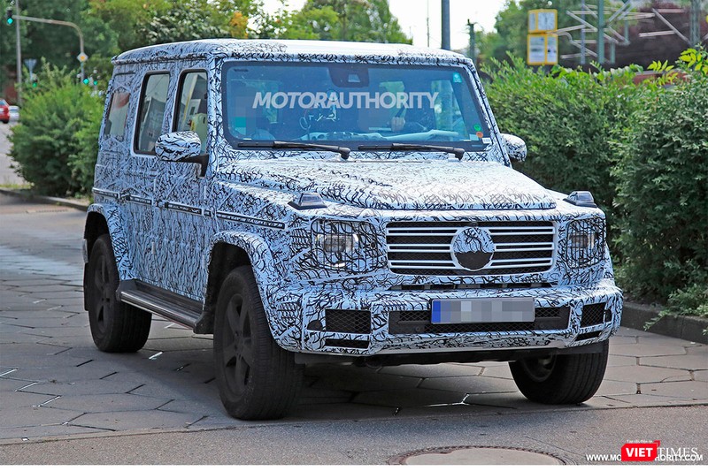 Mercedes-Benz G-Class thế hệ mới bị tóm gọn khi đang chạy thử nghiệm (Ảnh: motorauthority)