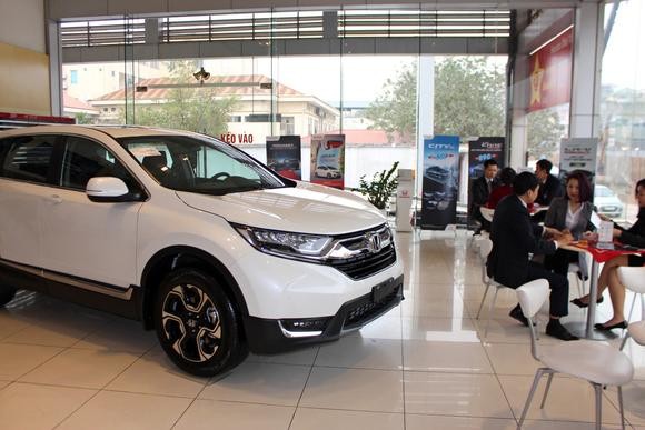 Mẫu CR-V mới được trưng bày tại một showroom Honda tại Hà Nội (Ảnh:Nikkei Asian)