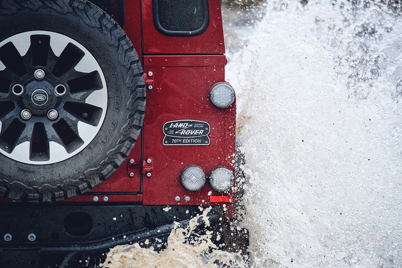 Kỷ niệm 70 năm, Land Rover ra mắt Defender Works V8  bản đặc biệt ảnh 4