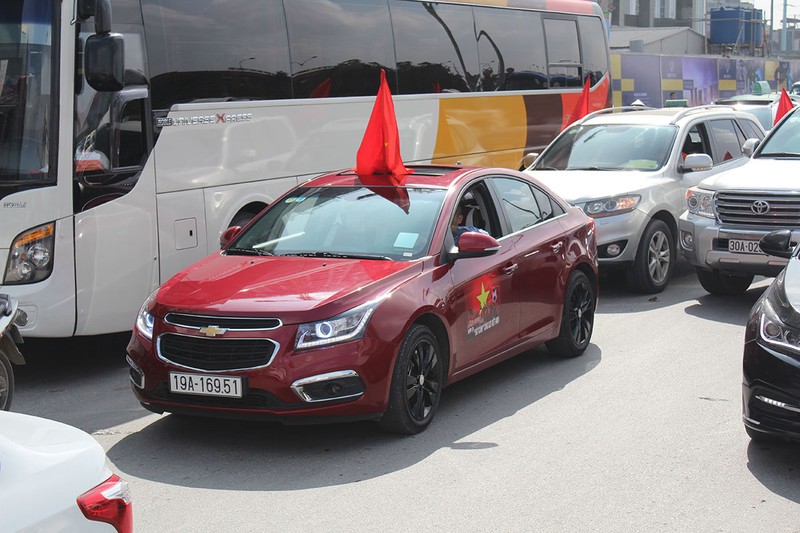 Hàng chục Chervolet Cruze cùng diễu hành truyền lửa cho U23 Việt Nam ảnh 8