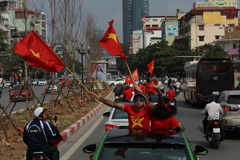 Các thành viên Cruze Club háo hức chờ đón trận bóng 