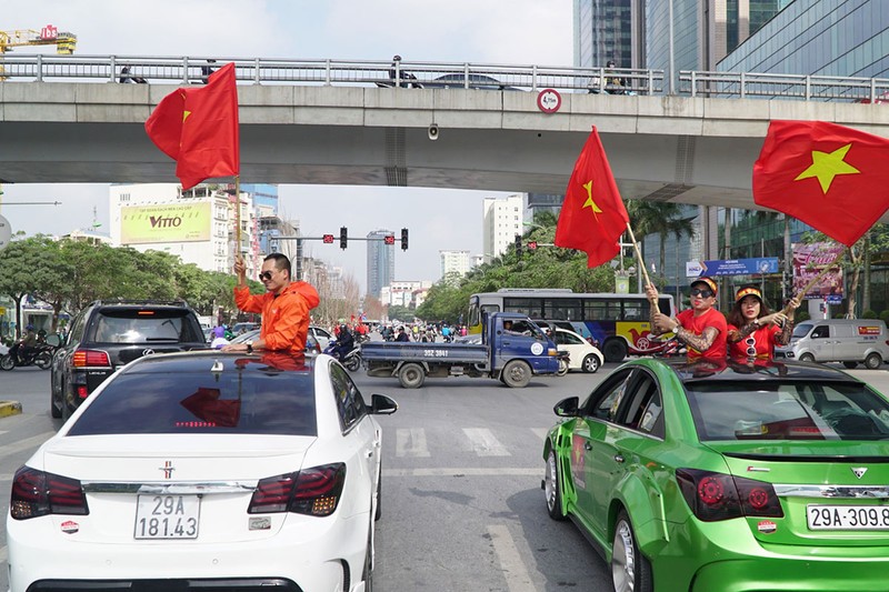 Hàng chục Chervolet Cruze cùng diễu hành truyền lửa cho U23 Việt Nam ảnh 5