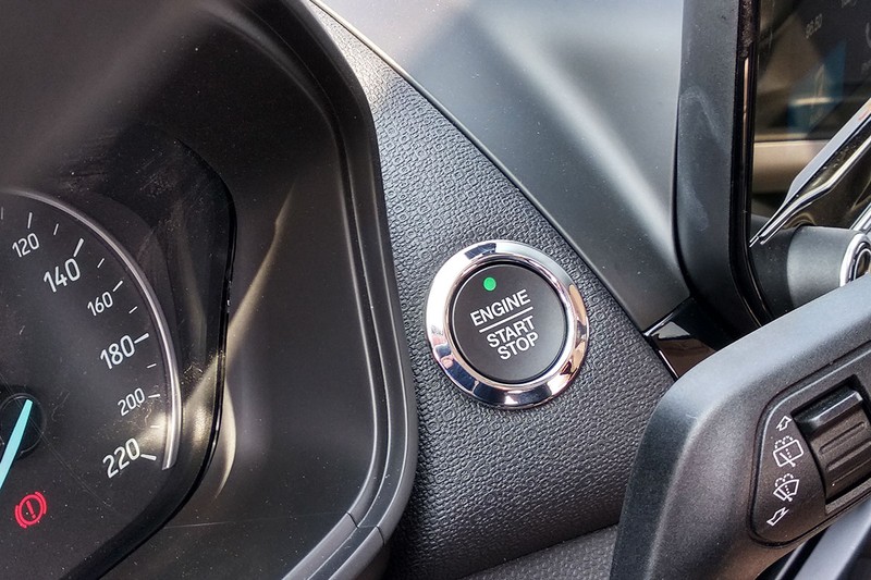 Nút bấm khởi động và tính năng Auto Start Stop – tự động khởi động động cơ trên các phiên bản cao cấp.