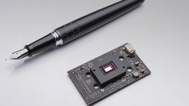 Tới đây, xe Mercedes-Benz sẽ hiển thị cả hình ảnh trên mặt đường ảnh 1