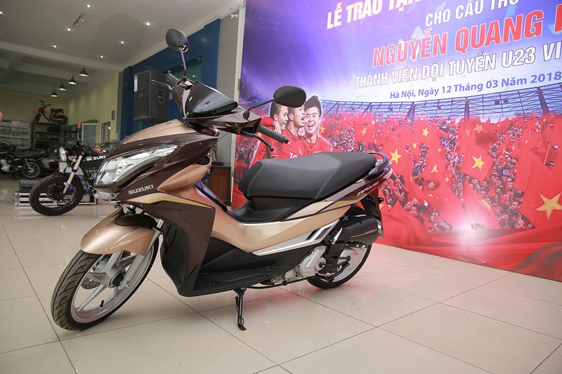 Đến giờ quà của Suzuki Việt Nam mới tới tay tuyển thủ Quang Hải ảnh 4