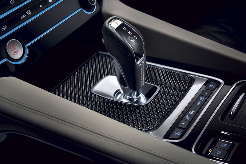 Jaguar trình làng F-PACE SVR, thách thức Porsche Cayenne S ảnh 12