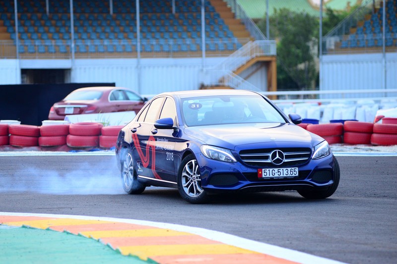 Học viện lái xe an toàn Mercedes-Benz 2018 có gì mới? ảnh 3