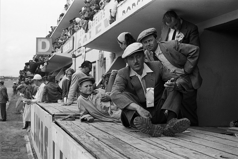 Tiến sĩ Wolfgang Porsche (1956, đang nằm) cùng với cha của ông - ông Ferry Porsche (nón kẻ sọc) và ông Hans Klauser (nón sáng màu) tại khu vực pit của cuộc đua 24 Giờ Le Mans