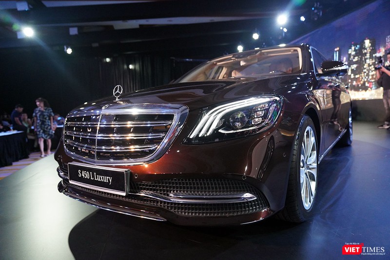 S-Class 2018 dễ dàng nhận ra sự khác biệt đến từ các chi tiết như cụm đèn pha, lưới tản nhiệt, cản dưới... S-Class 2018 dễ dàng nhận ra sự khác biệt đến từ các chi tiết như cụm đèn pha, lưới tản nhiệt, cản dưới...