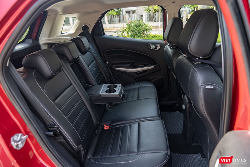 Ở bản Titanium, EcoSport sẽ có thêm bệ tỳ tay trung tâm cho hàng ghế sau.