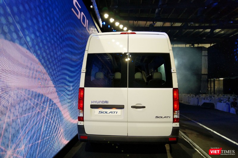 Cụm đèn hậu thiết kế theo chiều dọc, liền khối giúp cho Solati có được tính thẩm mỹ