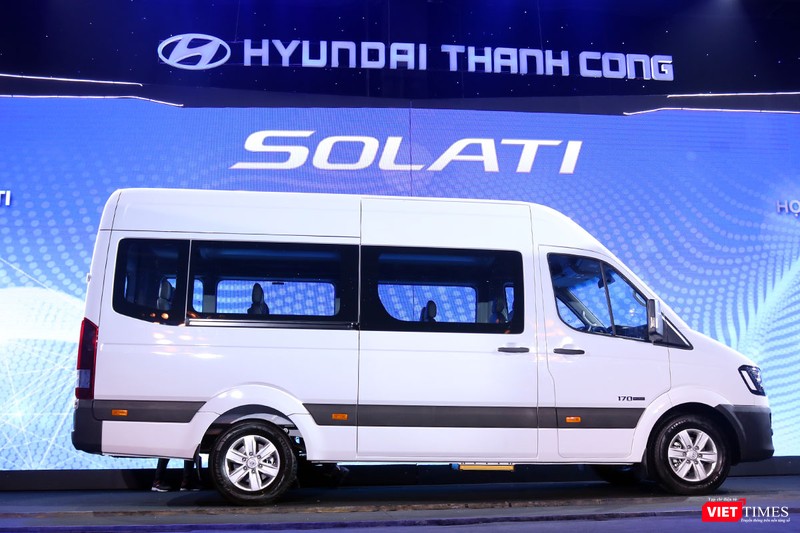 Dù là xe thương mại nhưng Hyundai Solati vẫn được thiết kế mang nhiều dấu ấn của dòng xe du lịch
