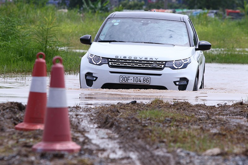 Người tham dự sẽ được trải nghiệm qua nhiều địa hình từ lội nước, dốc nghiêng, leo dốc, hố lồi lõm... Người tham dự sẽ được trải nghiệm qua nhiều địa hình từ lội nước, dốc nghiêng, leo dốc, hố lồi lõm...