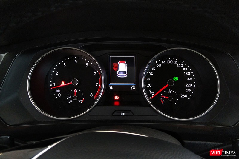 Bảng đồng hồ vẫn hiển thị theo dạng truyền thống với cụm hiện thị tốc độ và vòng tua đối xứng, ở giữa là một màn hình màu hiển thị đa thông tin. Khả năng bảng đồng hồ điện tử 12,3 inch sẽ được cung cấp dưới dạng tùy chọn.