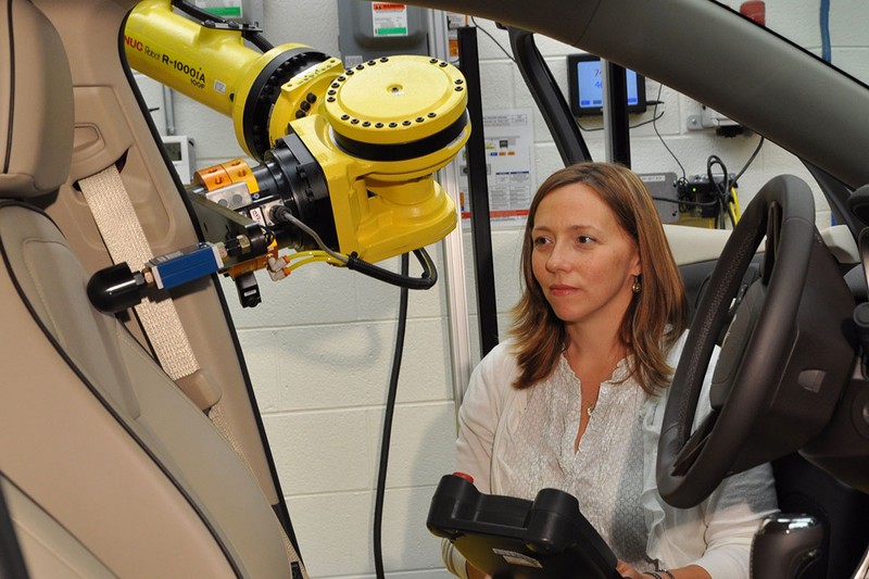 Để tạo cảm giác êm ái khi ngồi, đội ngũ kỹ sư chế tạo ghế ngồi tại GM đã ứng dụng hàng loạt bài kiểm tra khoa học để đảm bảo những chiếc ghế mang đến cho người ngồi sự êm ái nhất có thể. Để tạo cảm giác êm ái khi ngồi, đội ngũ kỹ sư chế tạo ghế ngồi tại GM đã ứng dụng hàng loạt bài kiểm tra khoa học để đảm bảo những chiếc ghế mang đến cho người ngồi sự êm ái nhất có thể.