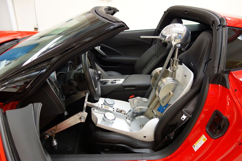 Một robot ngồi lên ghế như người thật nhằm đánh giá tác động của lực và độ võng của ghế Một robot ngồi lên ghế như người thật nhằm đánh giá tác động của lực và độ võng của ghế