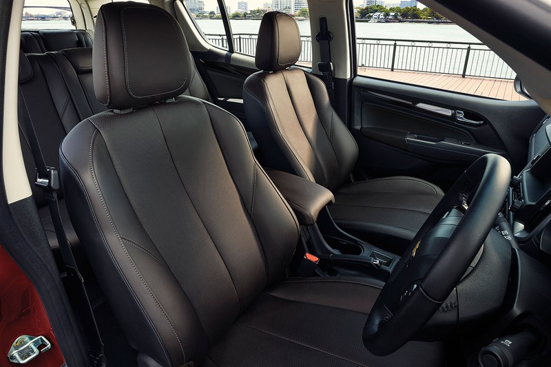 Một chiếc ghế ngồi mang lại cảm giác thoải mái sẽ giúp người lái cảm thấy thư thái hơn trên những hành trình dài. Một chiếc ghế ngồi mang lại cảm giác thoải mái sẽ giúp người lái cảm thấy thư thái hơn trên những hành trình dài.