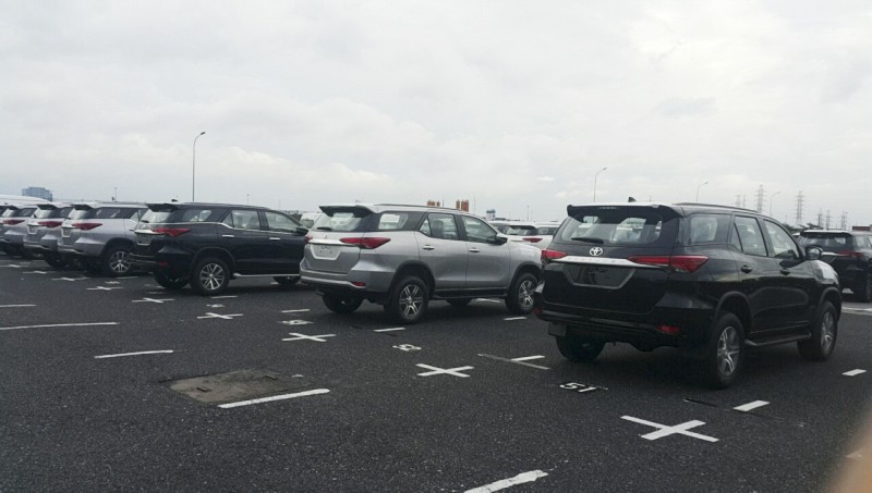 Lô Toyota Fortuner đầu tiên cập cảng Hiệp Phước (TP. Hồ Chí Minh) với số lượng 550 xe. (Ảnh: Báo Giao thông)