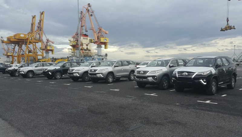 Khoảng hơn 800 chiếc Toyota Fortuner đã về tới Việt Nam, chờ thông quan và bán ra thị trường. (Ảnh: Báo Giao thông)